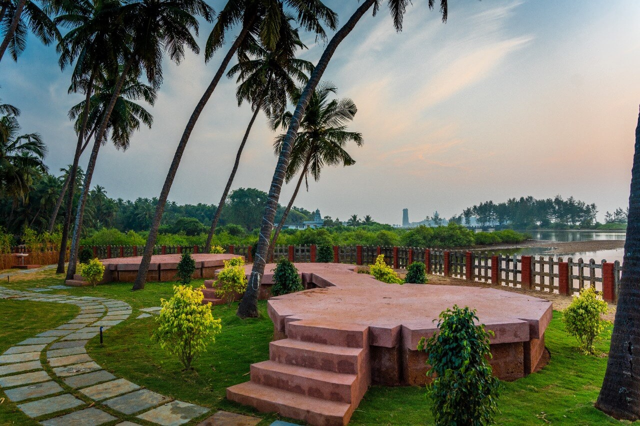 Murdeshwar holiday packages resort lawn